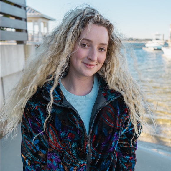 Meet your Posher, Shannon with Lilac Lawson - Picture 3 of 4